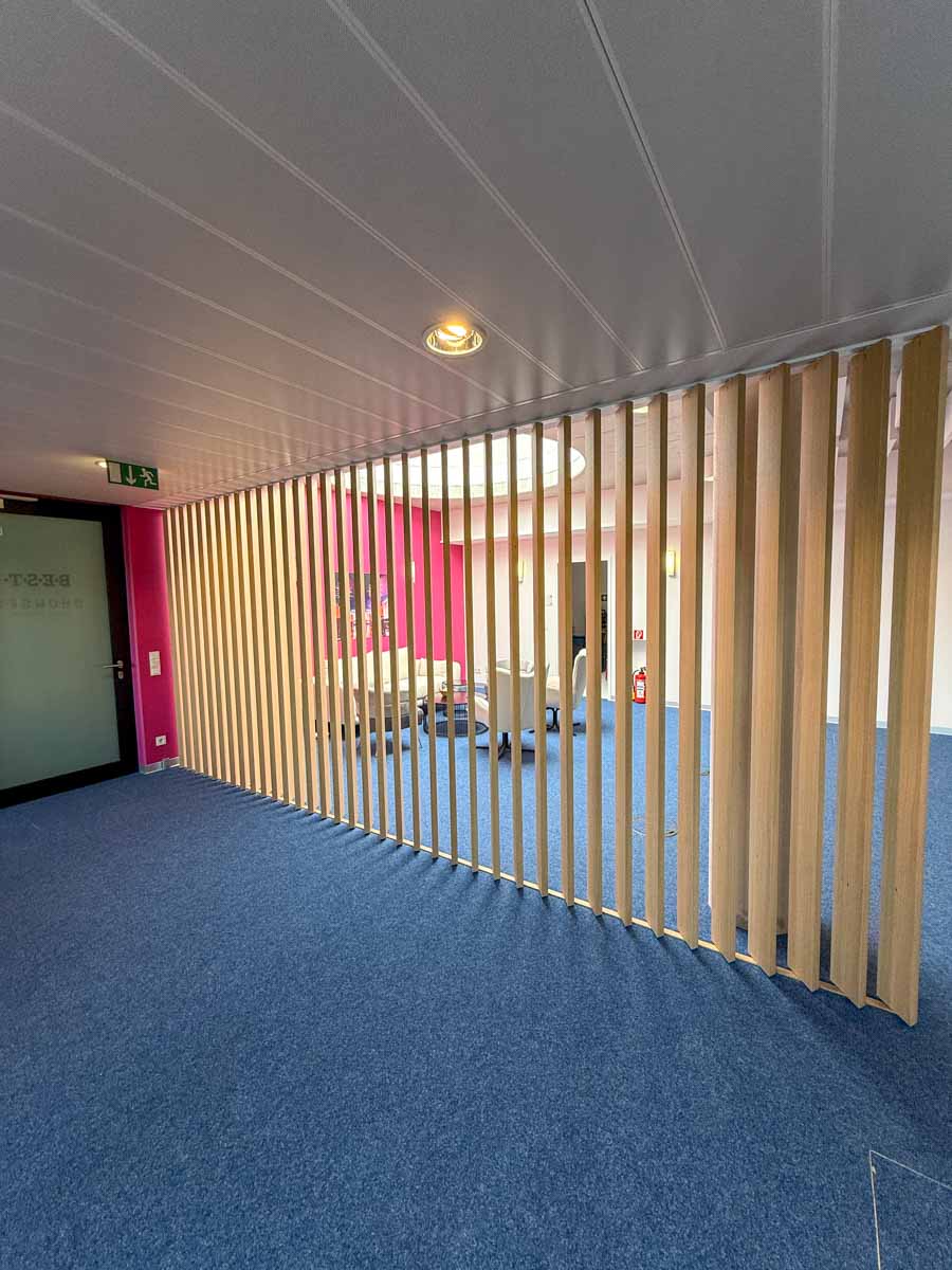 Lamellenwand Büro/Wartebereich, Eiche, matt lackiert